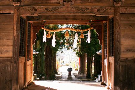 亚细辛日本川口麻间神社的木门背景