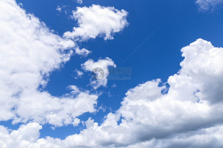 蓝色天空背景白云阳光明媚的夏日或春雨云图片