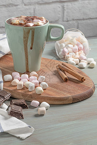 冬季热饮巧克力或可棉花糖和香料木制背景高清图片
