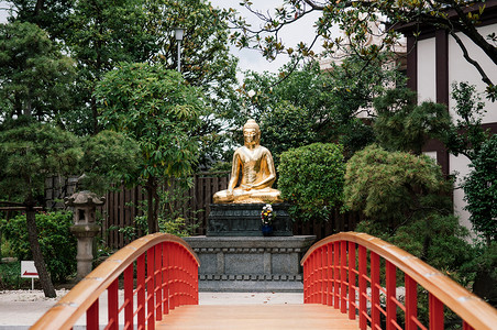 近邻2014年6月7日June27014Kawskijpn日本花园红桥和白寺金佛像的美丽建筑景观背景