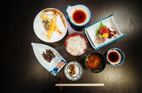 当地美丽的日本人简单午餐套装配有和新鲜的马朱罗鱼刺片背景