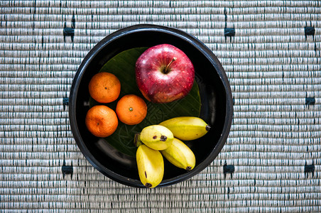 木质水果碗包括苹香蕉和橙子图片