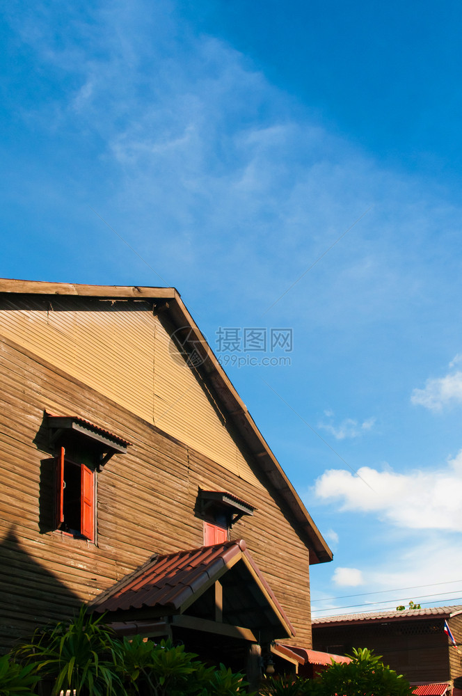 清蓝天亮着红窗的木屋图片