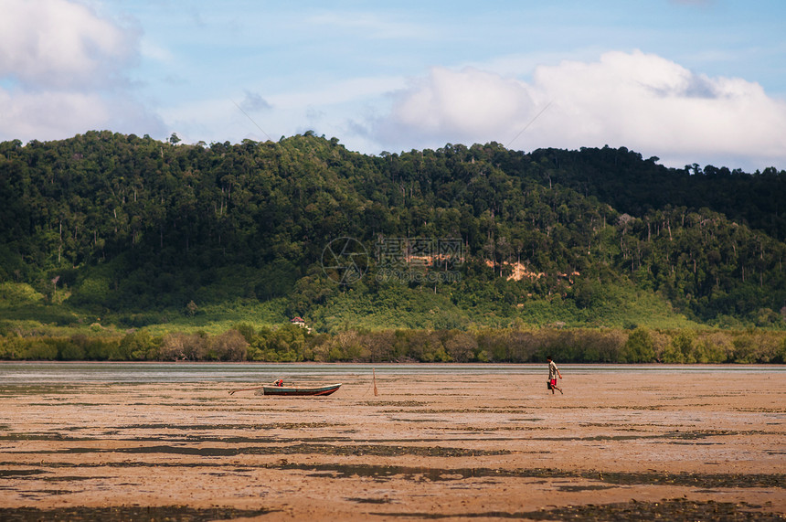 当地有渔船的泰国人在青红树林的泥土地上KrabiThlndKohlant岛Krbihlnd图片