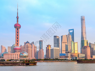 上海Tv塔和现代建筑的摩天大楼日落时城岸边的油轮图片