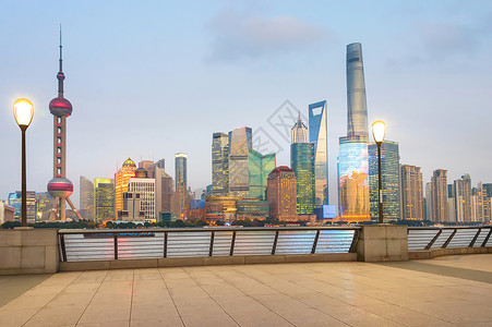 明亮的上海天线晚有TV塔和现代建筑的摩天大厦图片