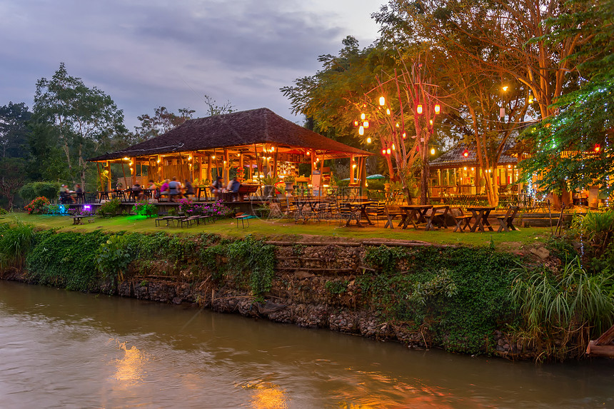 晚上在河边热带丛林的露天餐厅旁照亮泰国帕伊岛热带丛林巴伊岛图片