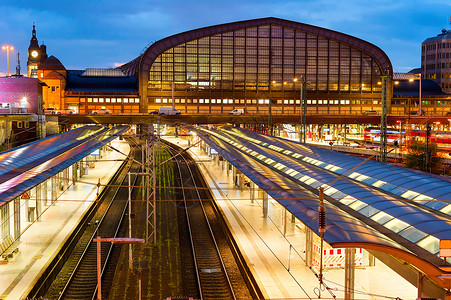 汉堡中央火车站高的视角深夜亮着白花德国高清图片