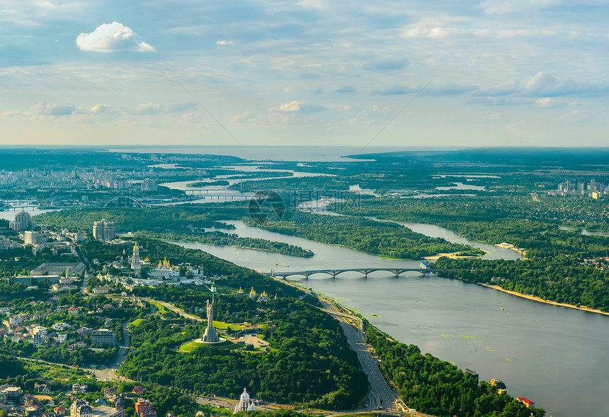 在乌克兰第尼普拉河岸有夫修道院教堂祖国纪念碑桥梁和建筑物的Kiev空中城市风景图片