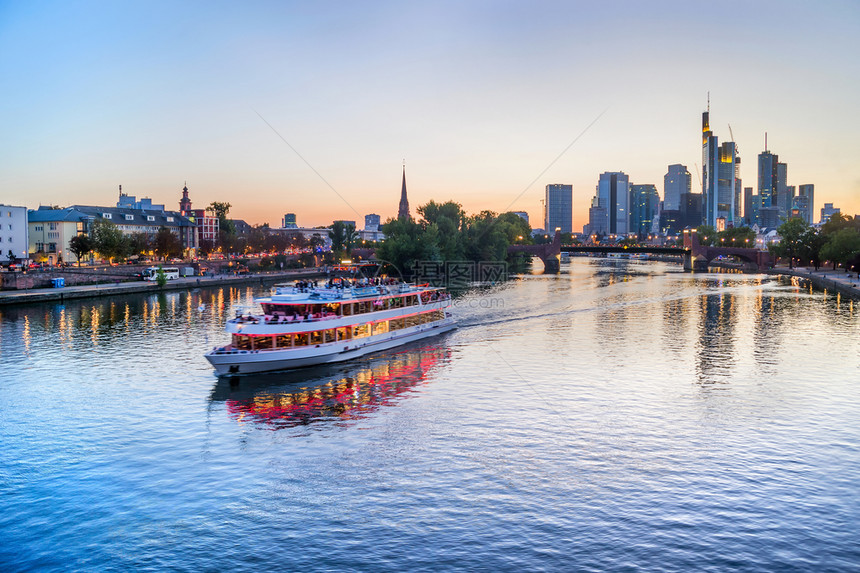 城市现代建筑的夜天线乘大桥在河法兰克福德意志河上航行的旅游船图片
