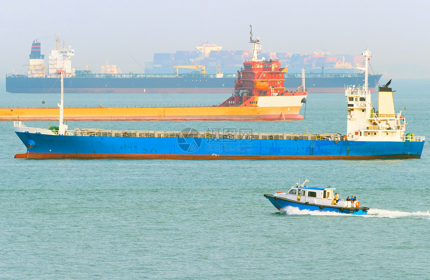 夏拉波尔港的工业商货船图片