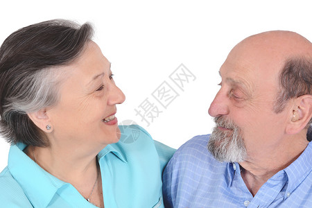 快乐的老年情侣微笑对视肖像图片