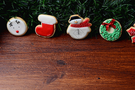 圣诞饼干紧挂在木桌的节日折叠下xmas假日概念图片