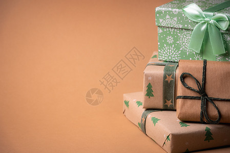 以棕色经典纸和绿包裹的礼物以棕色纸背景圣诞礼物图片
