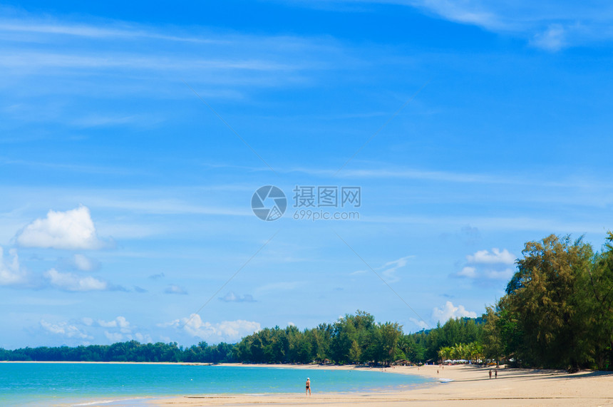 海和清空天海滩旅游者在泰国的Krabi图片