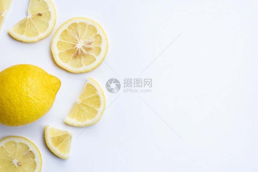 白色背景的新鲜柠檬片图片