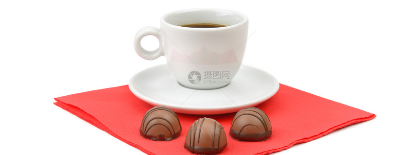 一张红纸巾上的咖啡和巧克力糖果图片