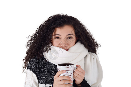 冬天女孩喝咖啡取暖孤立的白色背景冬天人和酒的概念图片