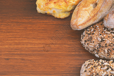 以木制背景的各类面包健康膳食概念图片