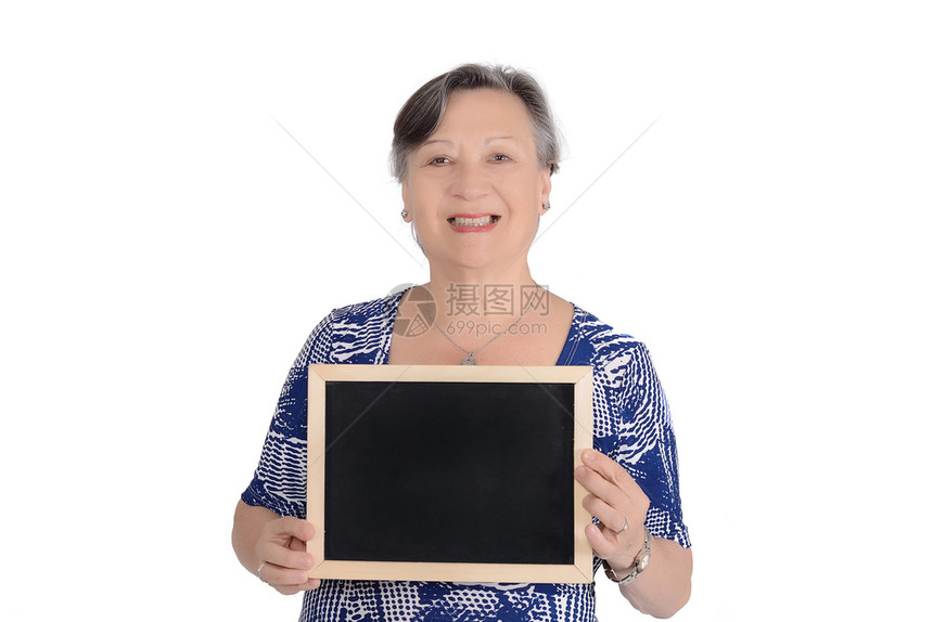 与世隔绝的白种老年妇女手持空纸板与世隔绝的白种背景图片