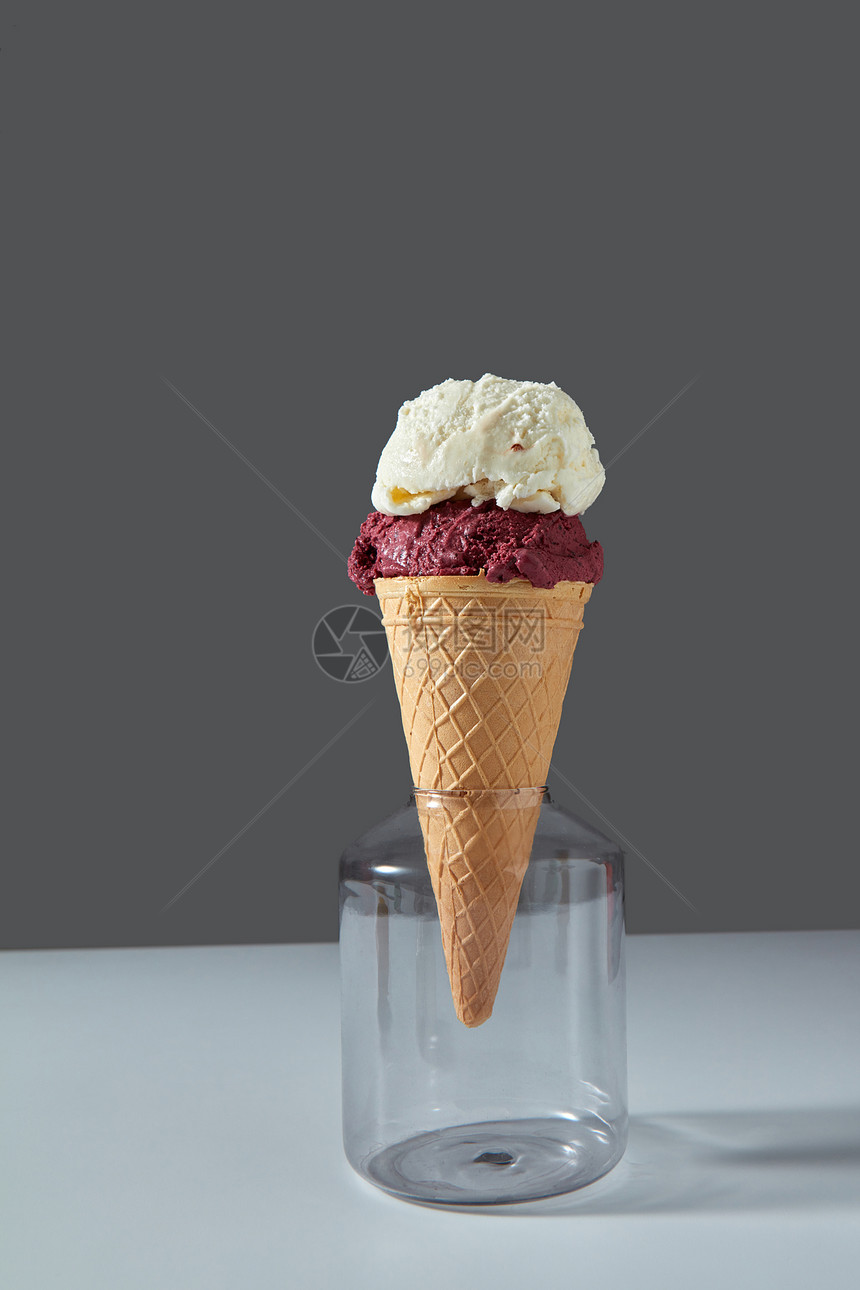 伫立在玻璃罐上的冰淇淋图片