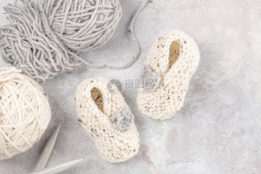 手工编织的婴儿靴子图片