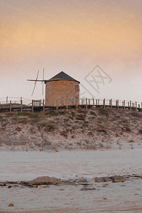 沙丘中古老的传统风车背景图片
