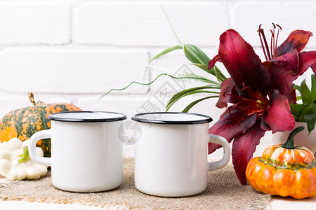 婚礼宣传易拉宝两杯白营火甜菜咖啡杯橙南瓜和红百合空杯子用来做设计宣传背景