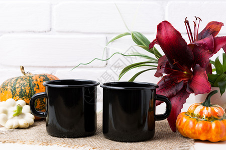 99品牌促销两杯黑火甜菜咖啡杯果酱橙南瓜和红莉空杯子用来促销设计背景