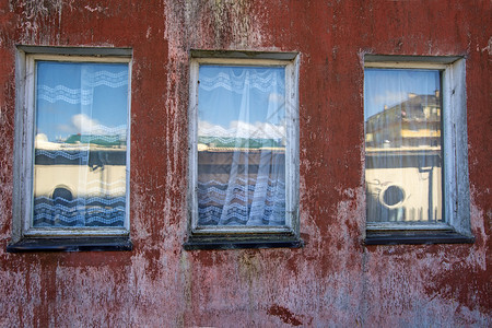 在老旧窗口中的以镜像房屋看图片