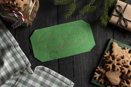 礼物罐子绿色纸上写着关于圣诞节的贺词背景