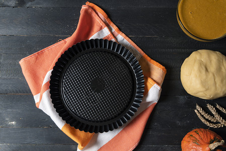 厨房餐桌为烤甜品提供空盘子四周是南瓜派成分地壳和填料图片