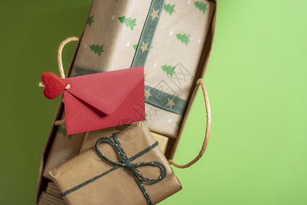 纸袋装满包的圣诞礼物图片