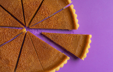 传统的感恩甜点自制的秋天派最起码的风格紫色背景图片