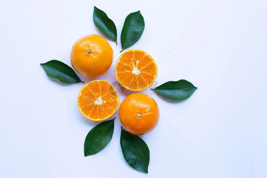 白色背景上分离叶子的新鲜柑橘水果图片