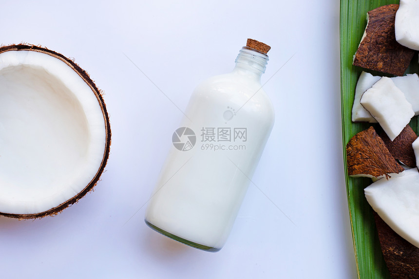 白底背景上的椰子和牛奶图片