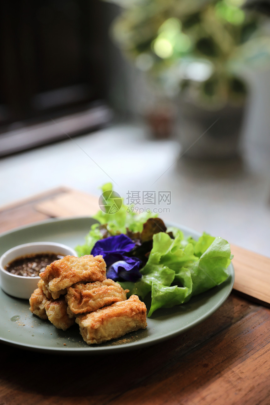 食素木本底旧作风格的日本炸豆腐图片