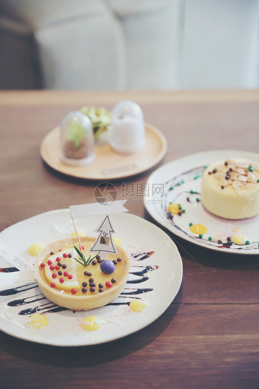 柠檬馅饼和巧克力球甜点放在木本底图片