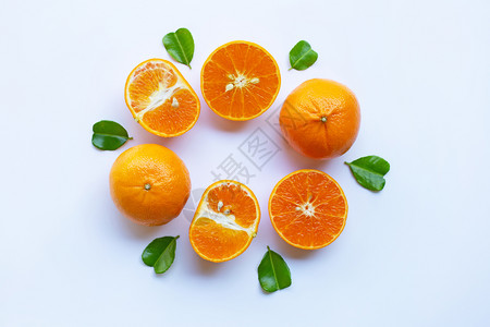 含有半白酸黄卡法尔石灰叶的新鲜橙子白底的心脏形状图片