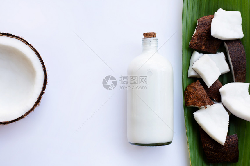 白底背景牛奶和椰子图片