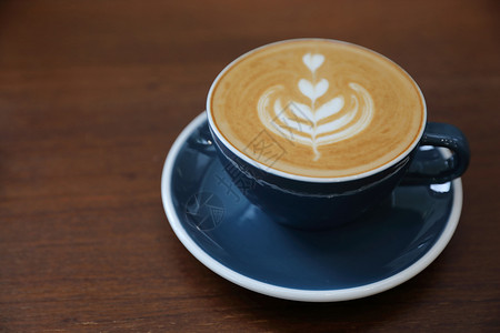 牛奶制成的咖啡俯视图图片