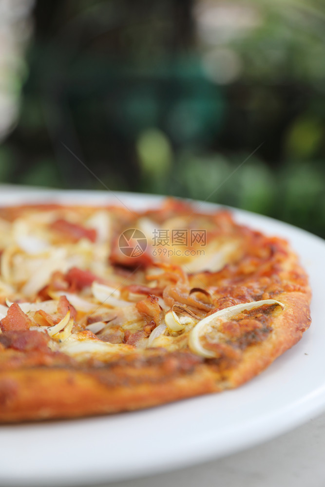 披萨外出桌子上加薄煎培根洋葱图片