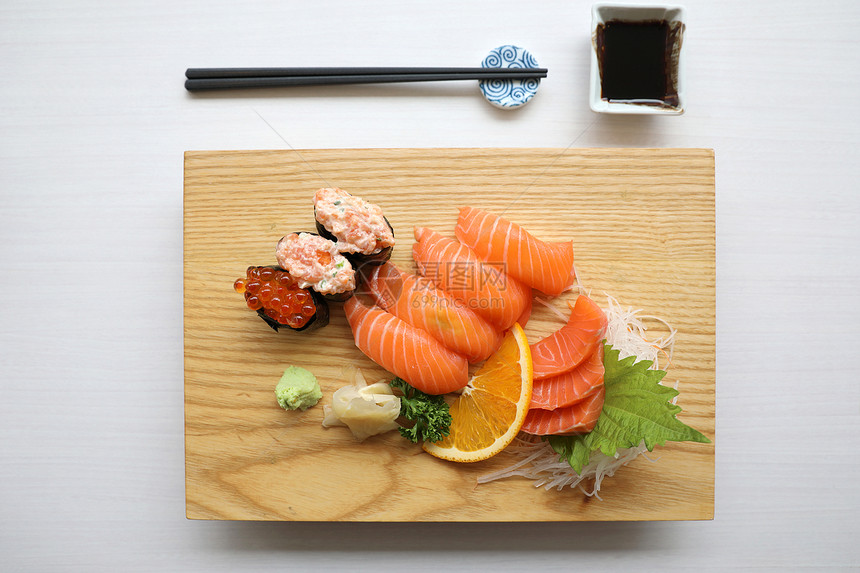鲑鱼寿司和木板上的生鱼肉图片