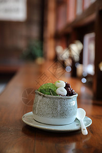 青茶冰淇淋红豆和莫吉图片