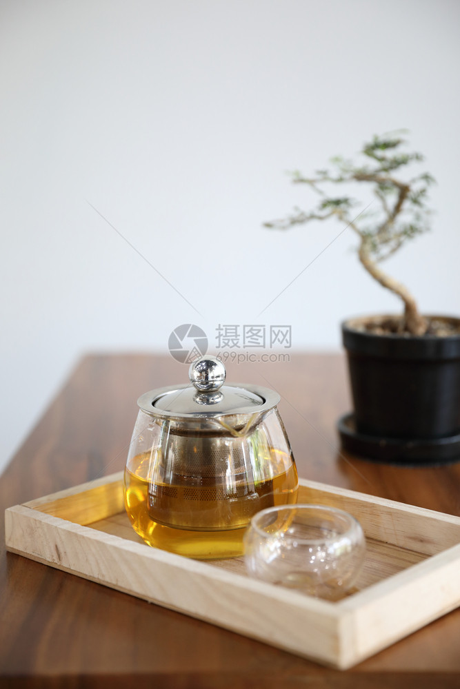 热茶杯在木制桌上加茶壶饮料图片