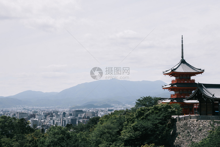 青叶的日本寺庙以京都的古代电影风格配绿色叶子的日本寺庙图片