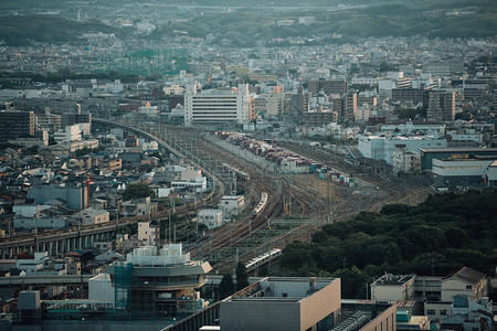 以电影古老风格制作的关于城市景色日本当地铁路和火车站图片