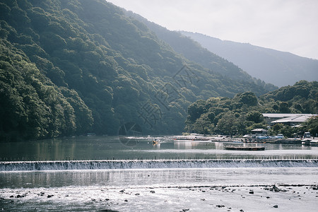 河水和日本拉皮山的草原风景图片