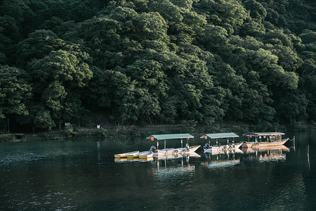 河水中的船图片