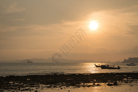 美丽的海滩和船在Krabi的泰国海边日出与图片